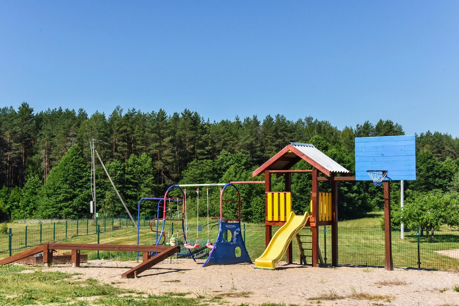 7D kotedžas – Vaikų žaidimų aikštelė su čiuožykla, sūpynėmis, smėlio dėže ir krepšinio lenta