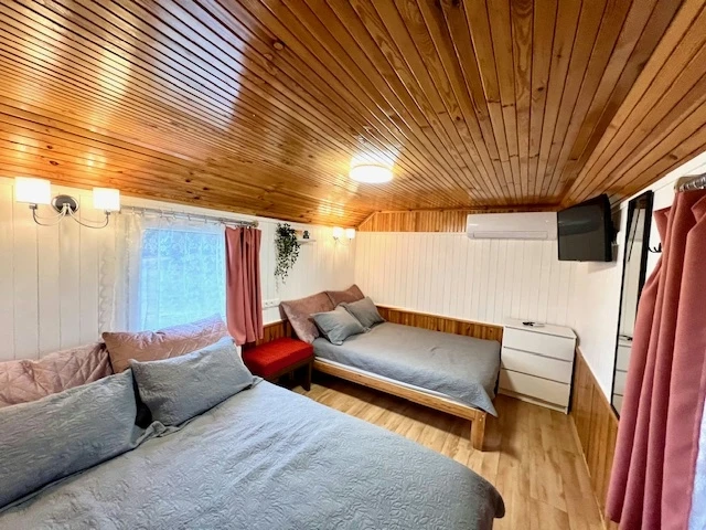 6 namelis – Miegamasis su pilkomis lovatiesėmis, medinėmis lubomis ir rausvomis užuolaidomis